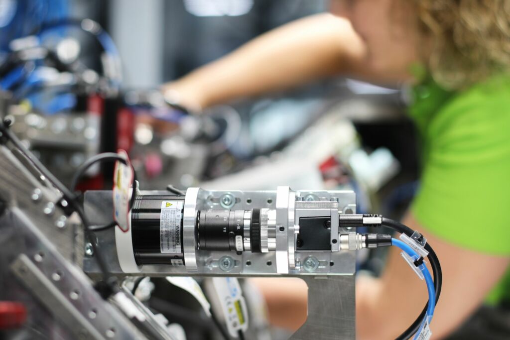 Bild 1 | Hohe Daten&uuml;bertragungsraten, Schocks und Vibrationen: Datensteckverbinder in der industriellen Bildverarbeitung m&uuml;ssen h&ouml;chste Anspr&uuml;che erf&uuml;llen.