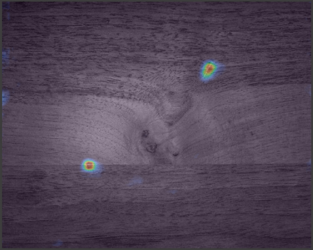 Die Fehlstellen an der Holzoberfl&auml;che (l.) werden durch die Heatmap (r.) klar hervorgehoben. Die Qualit&auml;tsrelevanz des Defekts kann mit nachgelagerten regelbasierten Algorithmen fein adjustiert werden. 