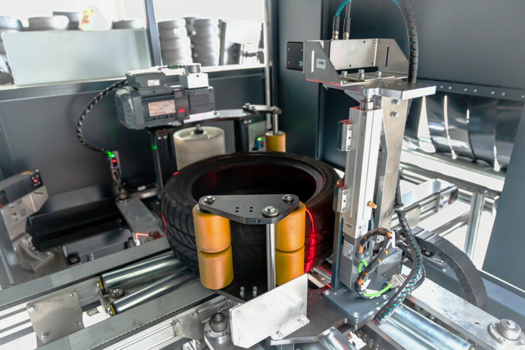 Bild 2 | Drei modulare 3D-2040-Kompaktsensoren der C6-Serie von AT - Automation Technology scannen im Lasertriangulationsverfahren den sich drehenden Reifen. 