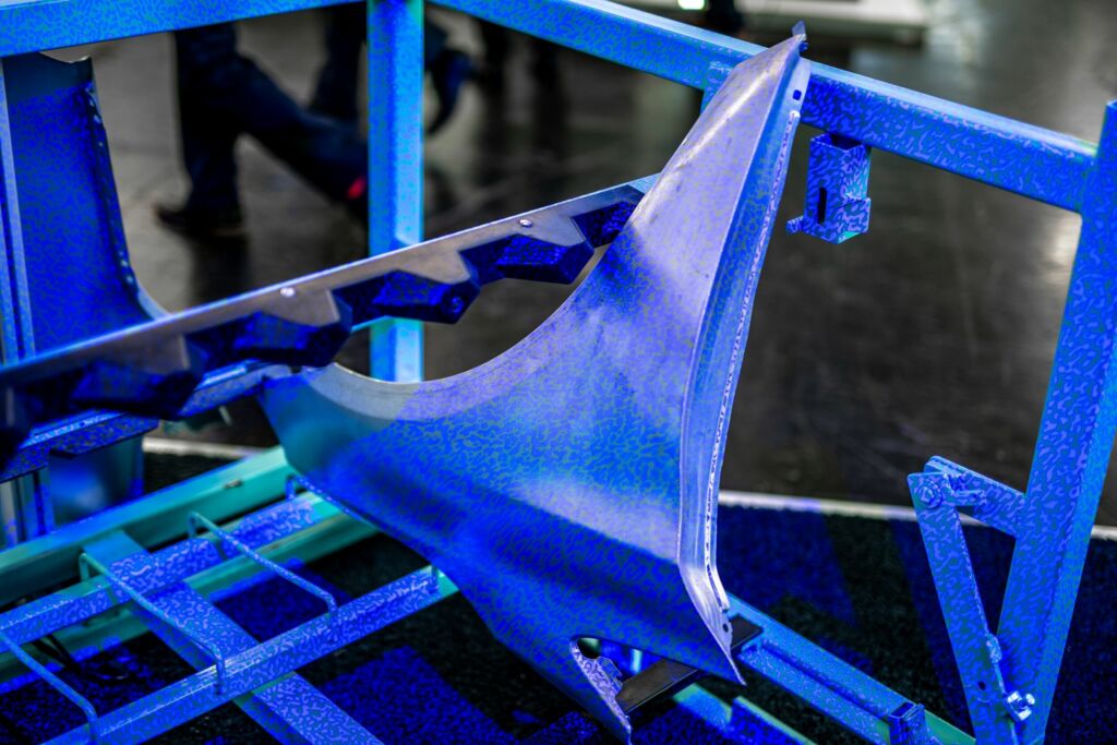 Bild 3 | F&uuml;r texturarme Objektoberfl&auml;chen mit nur wenigen markanten Bildpunkten, setzen Ensenso C Kameras auf einen 200W LED-Mustergenerator.