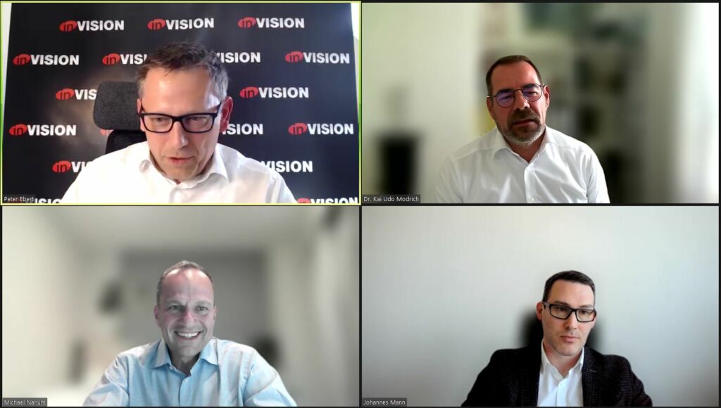 The participants from top left to bottom right: Dr.-Ing Peter Ebert (inVISION), Dr. Kai-Udo Modrich (Zeiss), Dr. Michael Nahum (Mitutoyo), Johannes Mann (Hexagon)