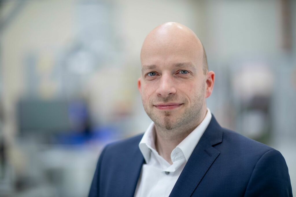 Insbesondere KMUs sollen dazu bef&auml;higt werden, fremdbezogene KI-Systeme zu qualifizieren, um so auch ohne eigene KI-Fachkr&auml;fte die Leistungsf&auml;higkeit eines KI-Systems bewerten zu k&ouml;nnen.
Prof. Dr.-.Ing Marco Huber, Fraunhofer IPA