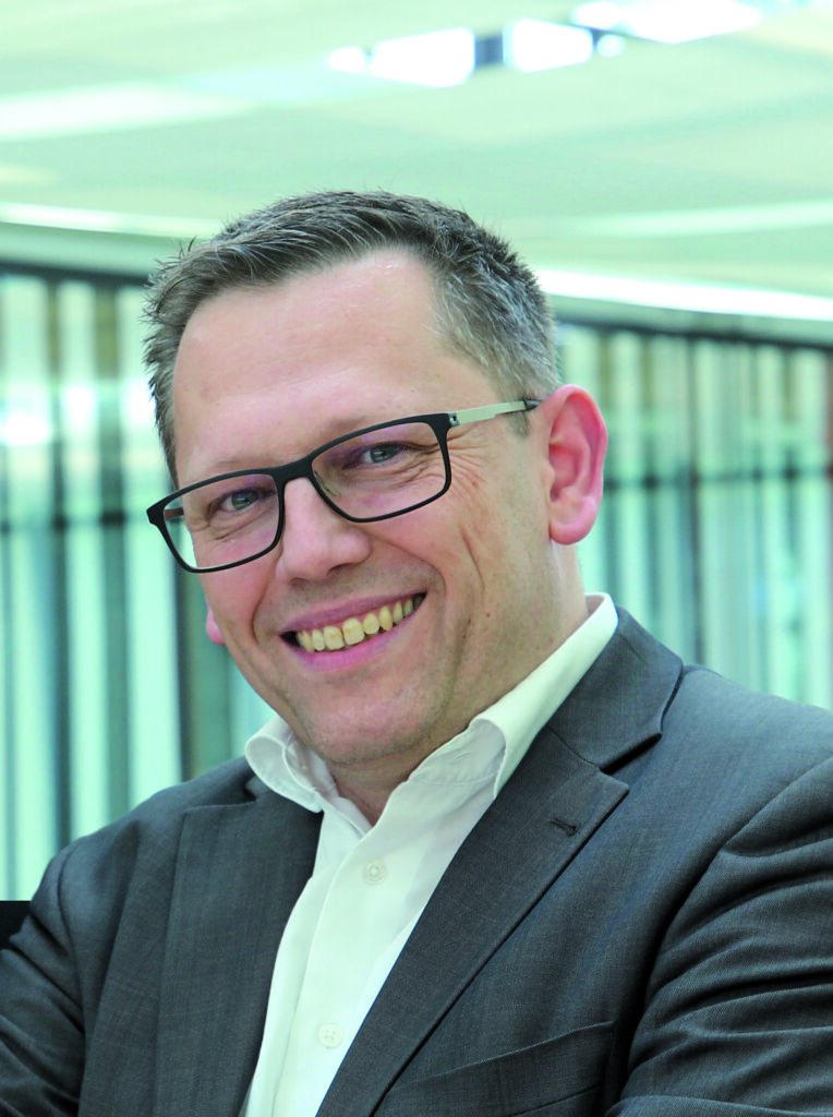 "Die M&ouml;glichkeiten Visionsysteme schnell zu parametrieren und in Betrieb nehmen zu k&ouml;nnen, sprechen klar f&uuml;r den Einsatz von IO-Link in der Bildverarbeitung."Dr.-Ing. Peter Ebert, inVISION