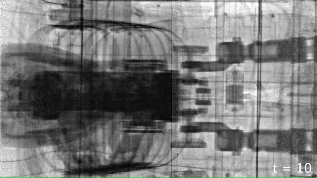 Bisher unsichtbare Verformungen und ihre exakten Abläufe werden dank der Kurzzeitröntgentechnologie beim Crashtest von Mercedes transparent.