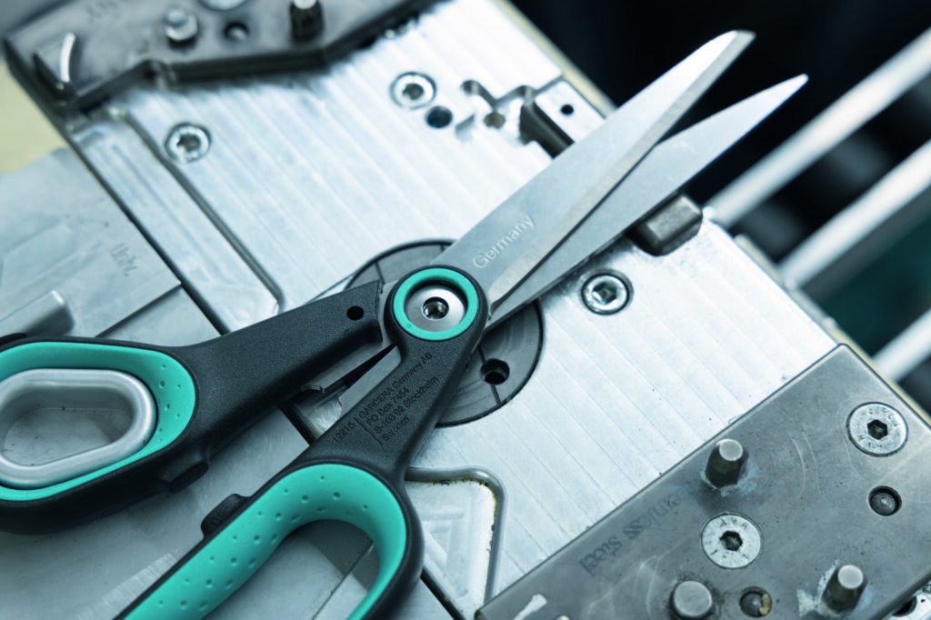 Bild 2 | Der Vision-Sensor prüft, ob die Tellerfeder am Gelenk eingelegt wurde und ob sie richtig (l.) oder falsch herum (r.) liegt.