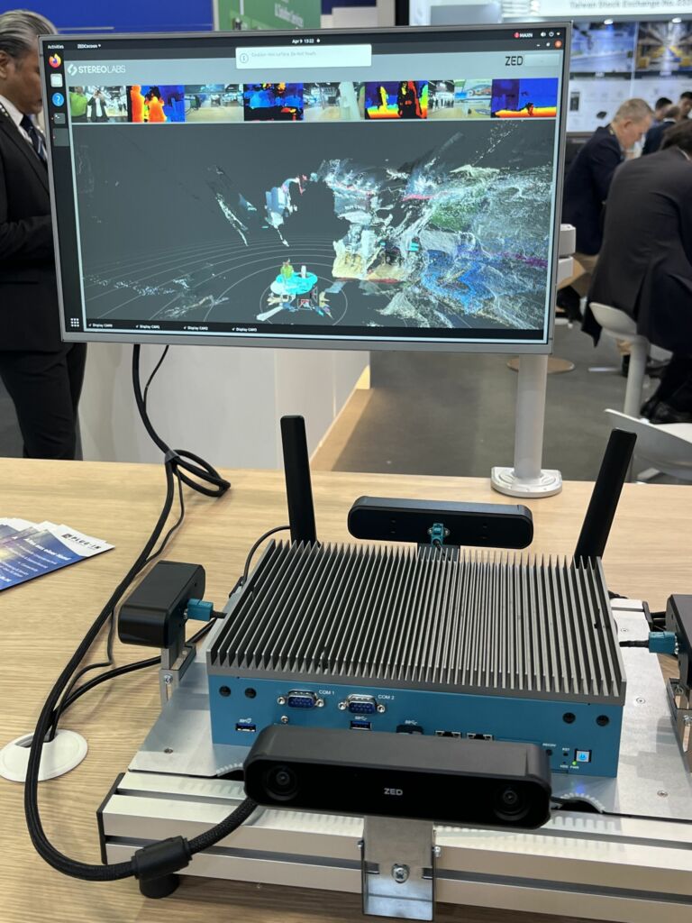 Bild 4 | Vecow stellte ein 360° Real Time Perception und Safety System vor, das auf
dem EAC-5000 mit Nvidia
Jetson AGX Orin basiert.