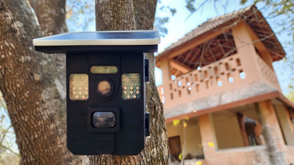Bild 2 | Das robuste, tragbare, solarbetriebene und wetterfeste Gerät kann einfach an einem Baum oder einem Zaunpfahl befestigt werden.