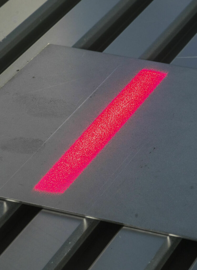 Bild 2 | Ein mit dem Speckle-Sensor 
belichtetes Blech und die Speckle-Muster.