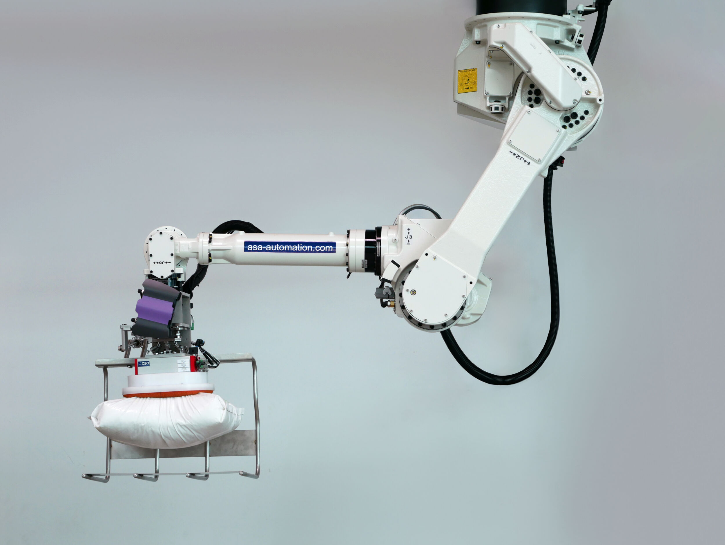 Bild 1 | Eine am Roboterarm installierte Kamera, ein KI-basiertes 3D-Vision-System und ein anwendungsspezifischer Sauggreifer sind die wesentlichen Komponenten der von Vision On Line und ASA Automation realisierten 3D-Picking Lösung.