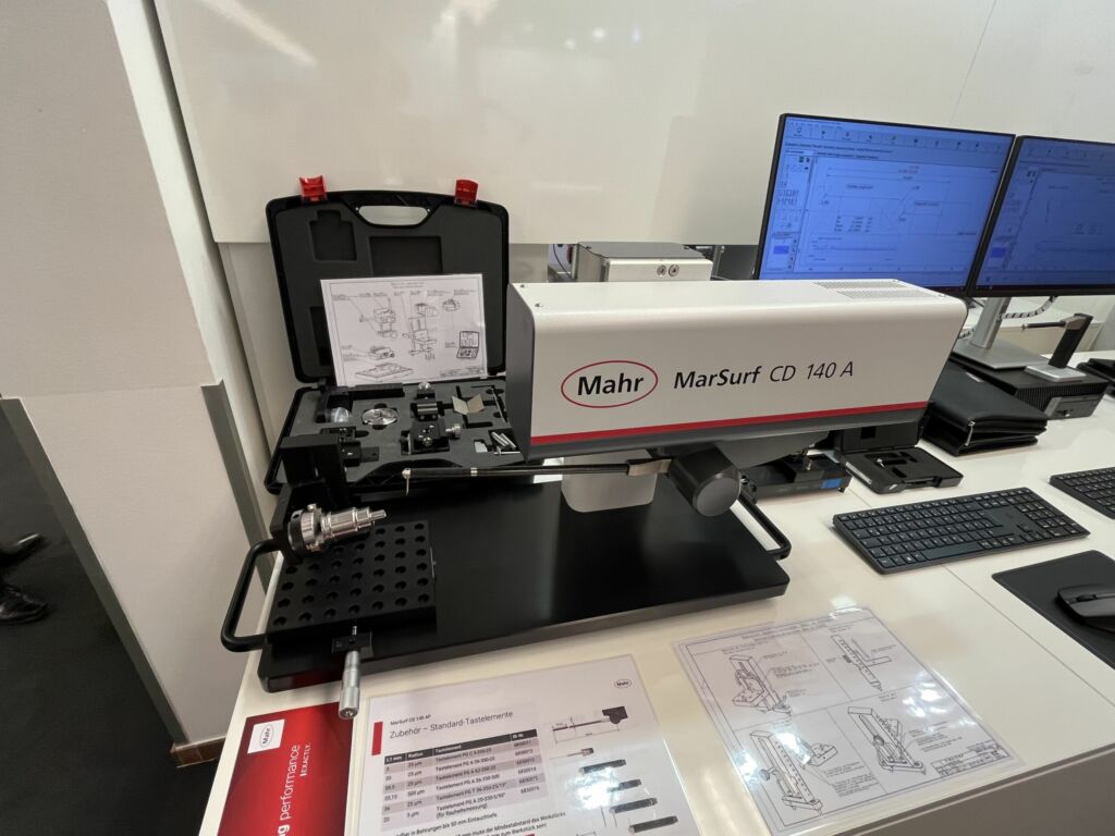 Bild 2 | Das intelligente Tastsystem sowie die magnetische Tastspitzenhalterung des Konturmessgeräts MarSurf CD 140 AF ermöglichen einen werkzeuglosen Tastspitzenwechsel ohne Neukalibrierung.