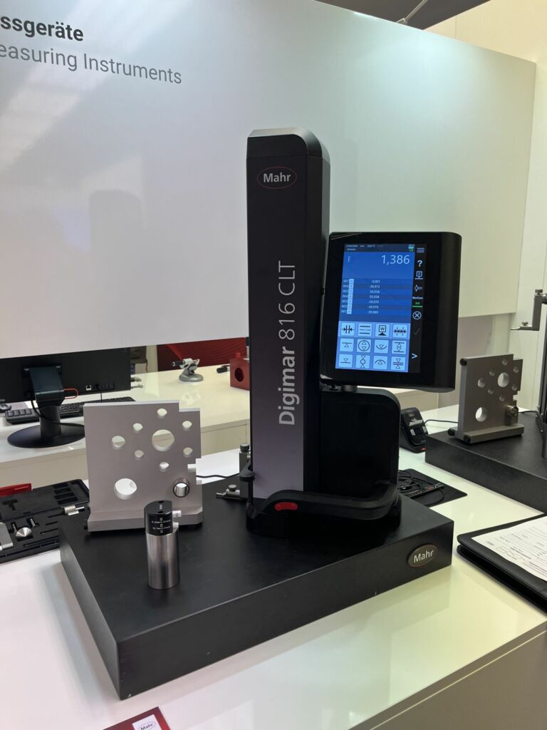 Bild 3 | Das Höhenmessgerät Digimar 816 CLT punktet mit einer hohen Messgenauigkeit und ist dank seines Touchdisplays leicht zu bedienen.