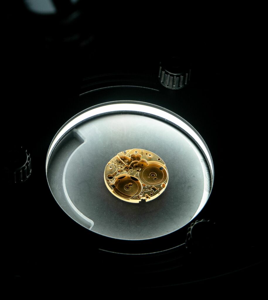 By combining a laser and a nano-active optical fiber, an intense and directed light is generated with a reduced illumination angle diameter, here an example from watch inspection.