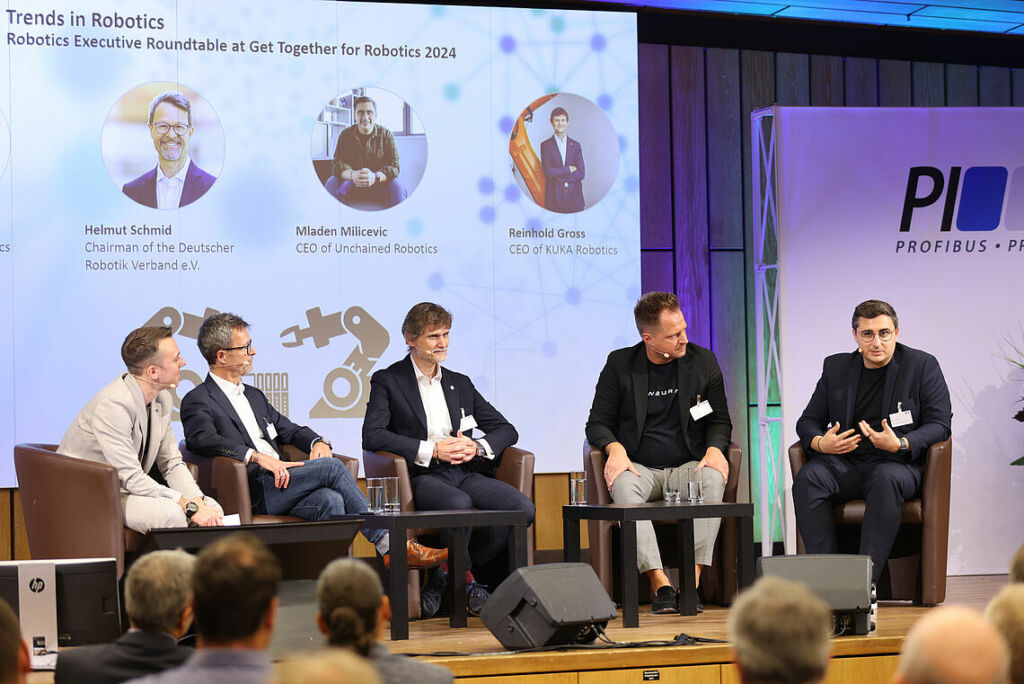 Beim Robotics Executive Roundtable &bdquo;Trends in Robotics&ldquo; diskutierten unter Leitung von Max Rad-ford, Helmut Schmid (Chairman of the Board Deutscher Robotik Verband), Reinhold Gross (CEO KUKA Robotics), David Reger (CEO Neura Robotics) und Mladen Milicevic (CEO Unchained Robo-tics) (v. l.n.r) &uuml;ber das zuk&uuml;nftige Potenzial aber auch die Herausforderungen der Robotertechnolo-gie.