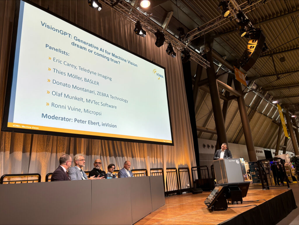 Bild 1 | Die Diskussionsteilnehmer (v.l.n.r): Eric Carey (Teledyne),
Thies Möller (Basler), Donato Montanari (Zebra), Ronni Vuine (Micropsi), Olaf Munkelt (MVTec) und Moderator Peter Ebert (inVISION).