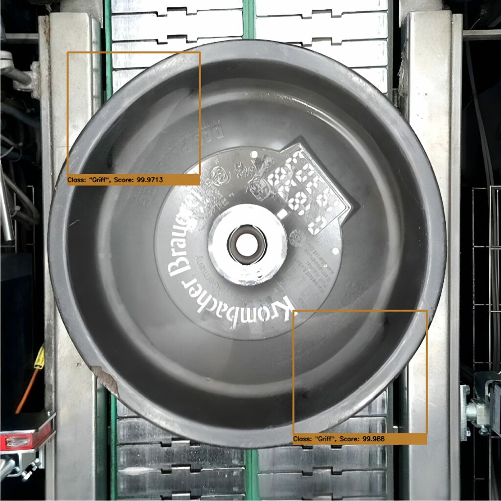 Bild 1-3 | Durch den Einsatz von kamerabasierter Bilderkennung und KI prüft Krombacher PU-Fässer auf Beschädigungen im laufenden Prozess ohne Verzögerungen oder Unterbrechungen.