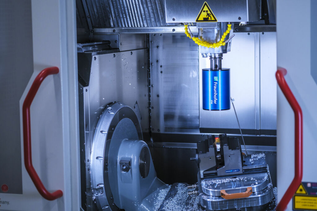 Bild 1 | Der digital-holographische Sensor HoloTop NX integriert in ein Fräszentrum. Er erfasst dort bis zu 20Mio. 3D-Punkte/sec. Der Sensorkopf misst ca. 125×180mm und wiegt rund 2kg.