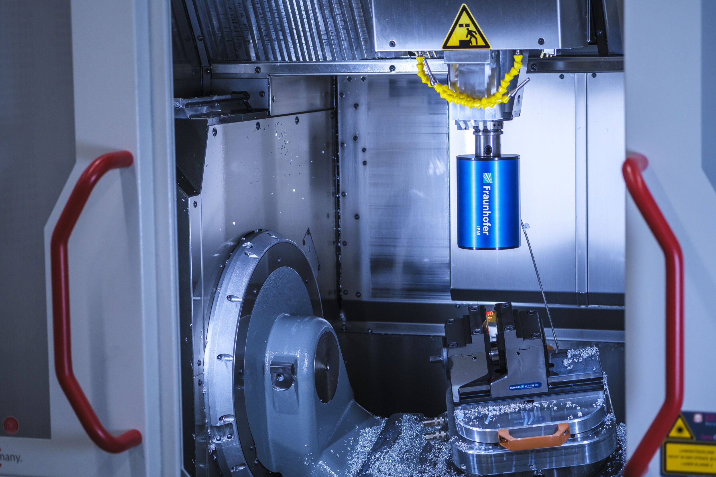 Bild 1 | Der digital-holographische Sensor HoloTop NX integriert in ein Fräszentrum. Er erfasst dort bis zu 20Mio. 3D-Punkte/sec. Der Sensorkopf misst ca. 125×180mm und wiegt rund 2kg.