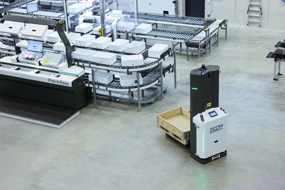 Bild 1 | Autonome mobile Roboter für Transportaufgaben in der Intralogistik, eine kombinierte 2D/3D-Kamera dient zur Umfelderkennung.