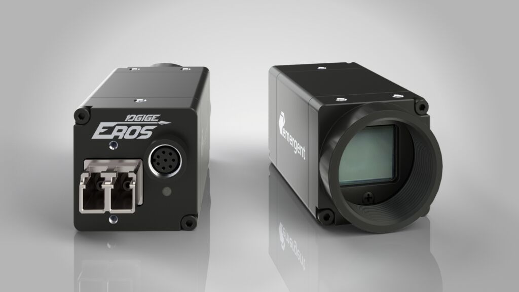 Bild 2 | Die kompakte 10GigE-Kamera Eros (29x29mm) hat einen Stromverbrauch von nur 3W über SFP+ (r.) bzw. 4,8W über PoE (RJ45) (l.).