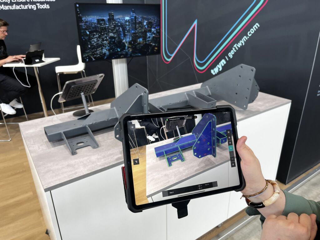 Visometry stellte mit Twyn 2.4 sein neues AR-Tool mit Assisted Deviation Detection vor, die Diskrepanzen zwischen dem Objekt und seinem CAD-Modell zeigt.