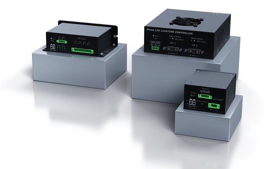Aktuell umfasst die iPulse-Familie an Beleuchtungs-Controllern 20 Modelle mit ein, zwei, vier oder acht Kanälen, die Stromstärken zwischen 0,2 und 20A im Dauerbetrieb bzw. zwischen 2 und 200A im Blitzbetrieb zur Verfügung stellen.