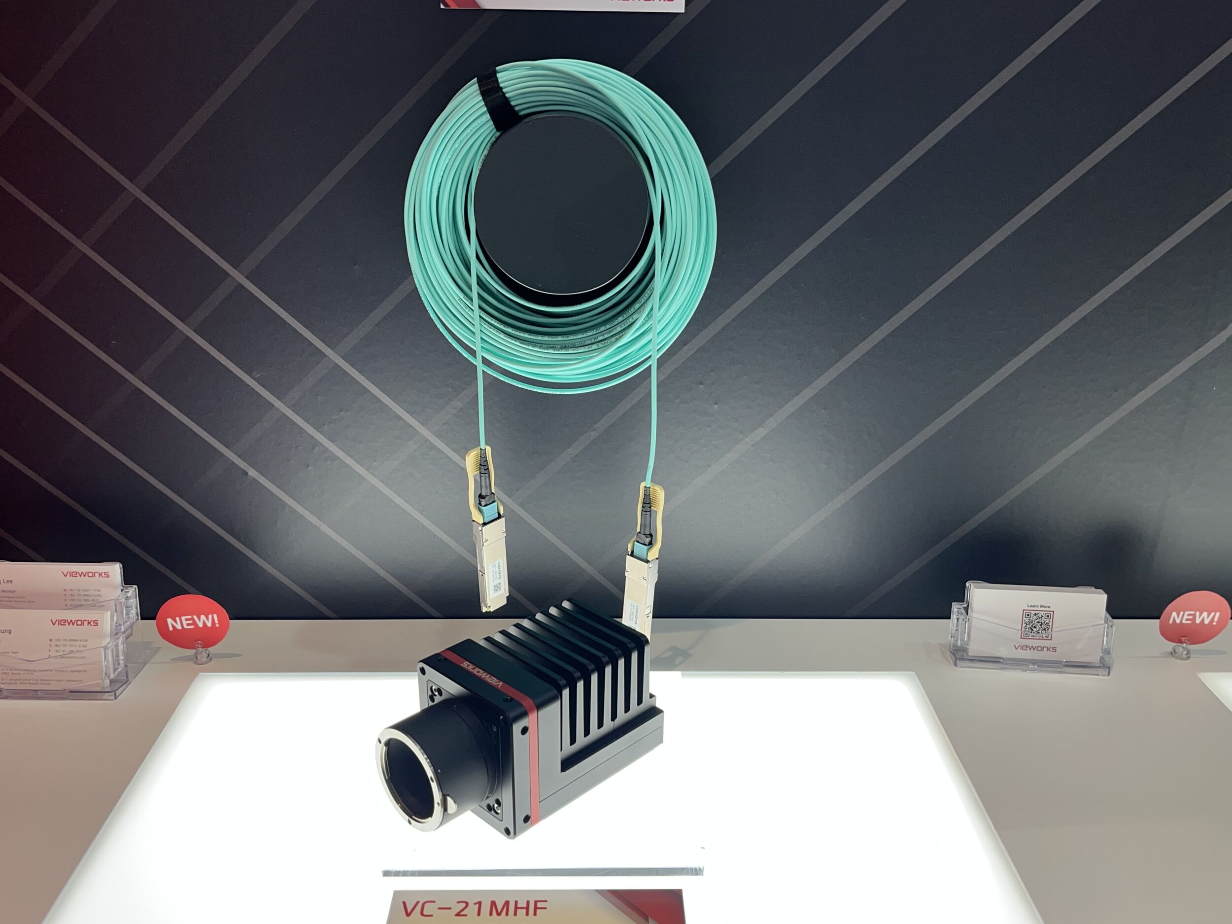 Zahlreiche Neuheiten gab es auf der Automatica und Laser World of Photonics zu entdecken, u.a. die 21MP 100G-Glasfaserkamera VC-21 MHF von Vieworks, die eine maximale Bildrate von 575fps über CoaXPress-over-Fiber erreicht.