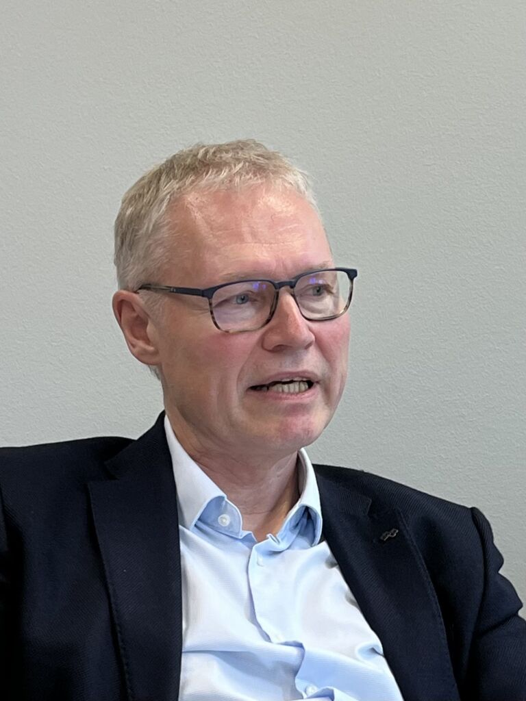 "Ein Vorteil der CCS gegen&uuml;ber fast allen Wettbewerbern ist, dass wir eigene LEDs designen k&ouml;nnen.", Dr. Klaus-Henning Noffz, CCS Europe