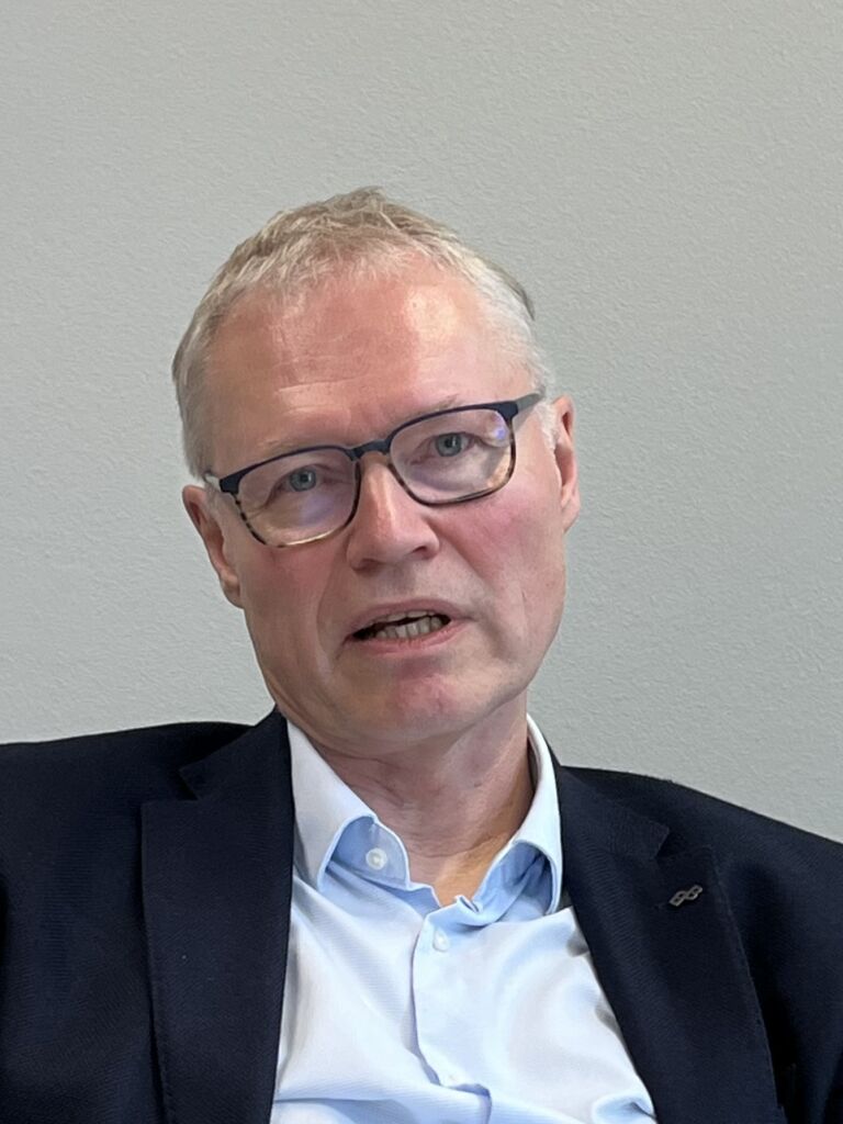 "Um noch k&uuml;rzere Belichtungszeiten zu erreichen, setzen wir zunehmend auf spezielle Laserdioden statt LED. Verglichen mit der Leistung einer High-Power LED verhundertfachen wir so die Lichtst&auml;rke!", Dr. Klaus-Henning Noffz, CCS Europe