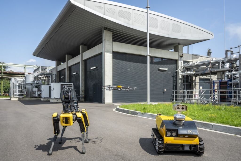 6706a47836db3bdc98e52d82 Fleet of robots and drone