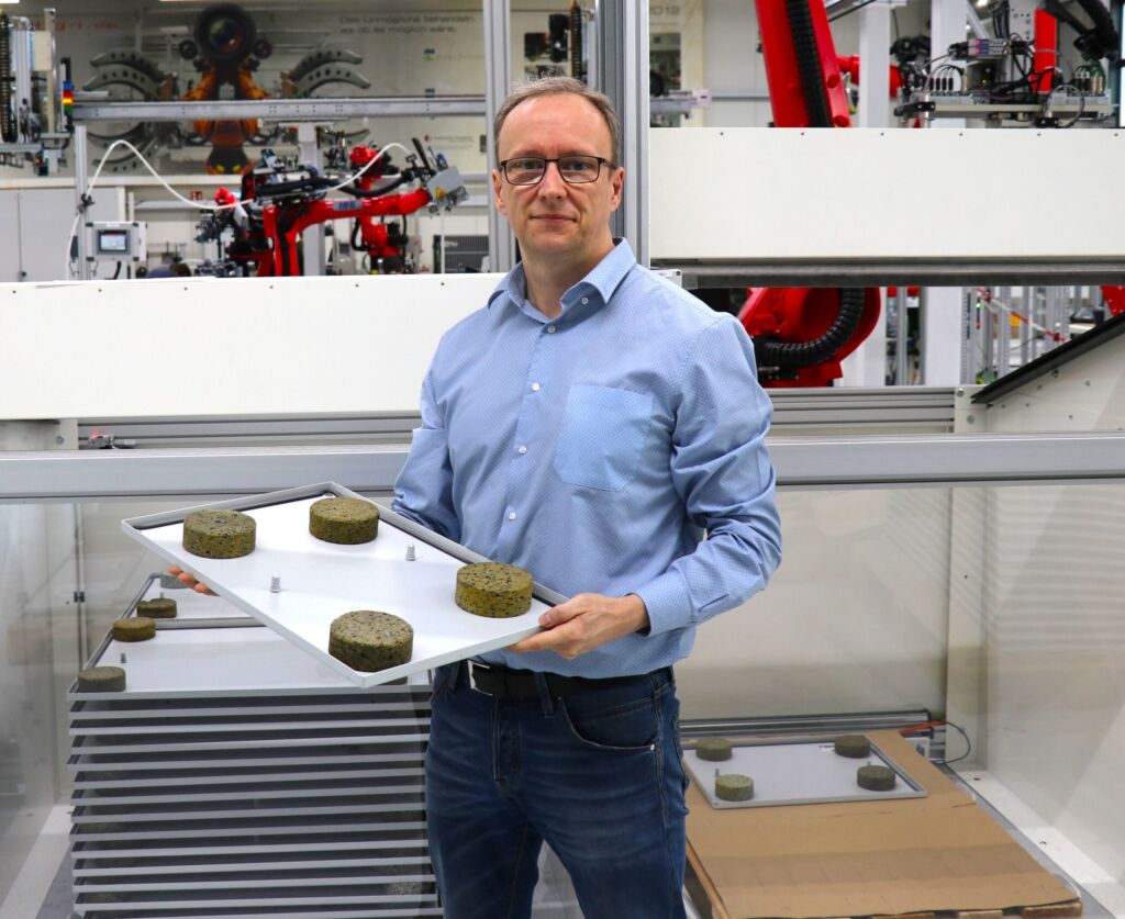 "Rittal und wir sind mit den erzielten Ergebnissen der Gesamtanlage sehr zufrieden. Die enge Zusammenarbeit mit Rauscher beim Bildverarbeitungs-Teil des Projekts hat dazu wesentlich beigetragen.", Carsten Emery, IBG Automation