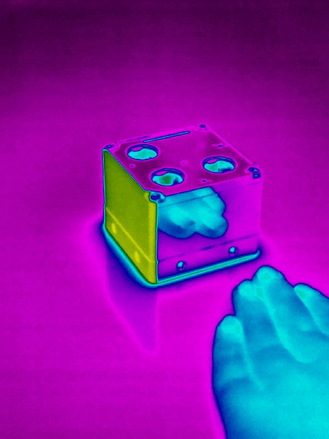 Bild 1 | LWIR-Aufnahme (l.)und Sichtbild (r.) eines metallischen Prüfkörpers.