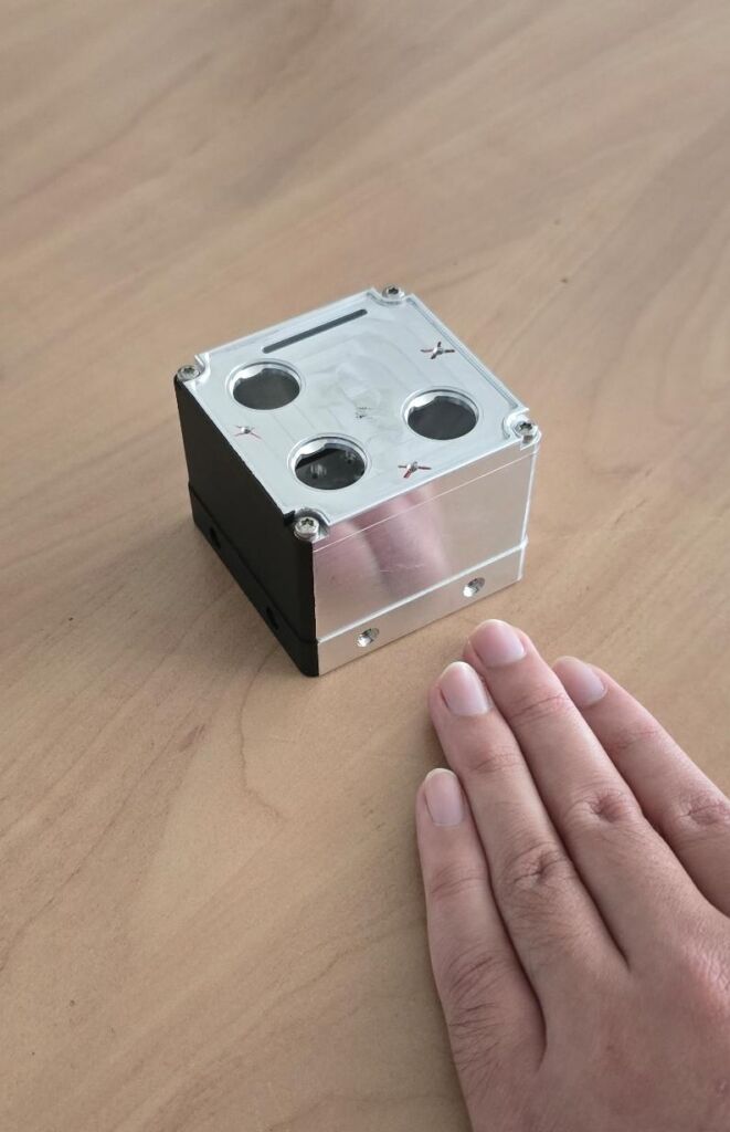 Sichtbild (l.) und LWIR-Aufnahme (r.) eines metallischen Prüfkörpers.