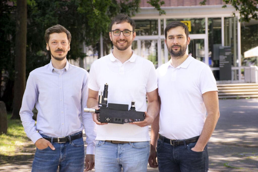 Eine patentierte Technologie von Metubiq macht Weißlichtinterferometrie erstmals vibrationsimmun
und erreicht Präzisionen, die Mitbewerber nur in speziell isolierten Laboren erzielen.