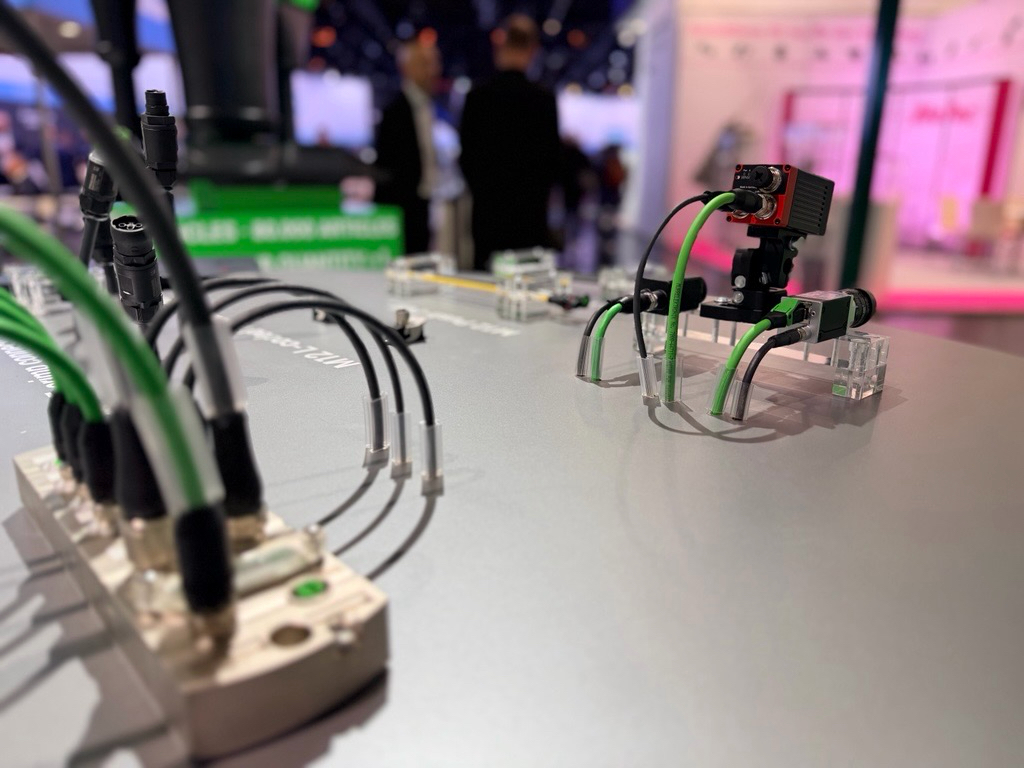 Die Kamera-Verbindungslösungen von Murrelektronik ermöglichen den schnellen Anschluss von Kameras – unabhängig vom Hersteller. Die Fehlerdiagnose wird durch integrierte Status-LEDs und Diagnosefunktionen an den Ports sofort sichtbar.
