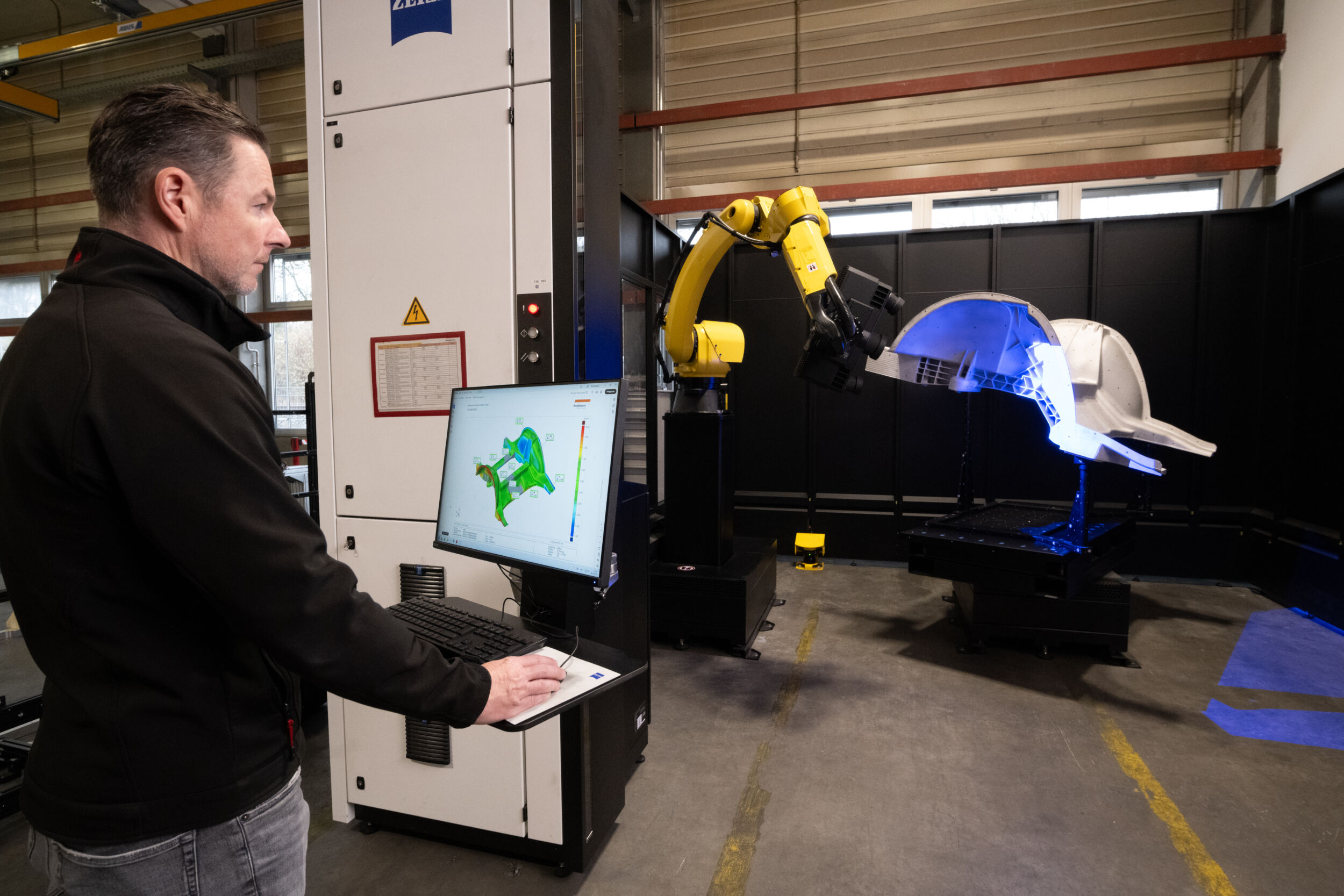 Bild 1 | Die 3D-Messmaschine ScanBox erfasst bei Handtmann die komplette Bauteiloberfläche optisch und visualisiert flächenhafte Abweichungen zwischen den 3D-Ist-Koordinaten und den CAD-Daten.