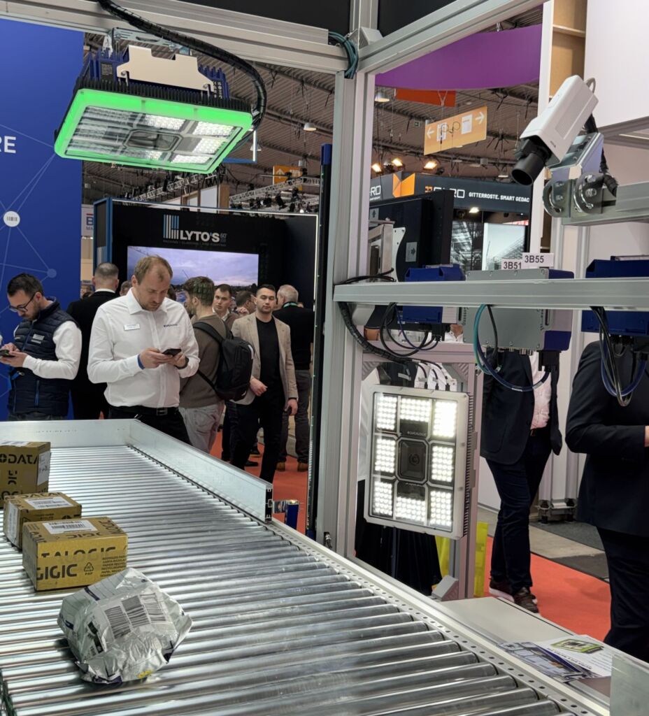 Auf der Logimat 2026 zeigte Datalogic erstmals die 2D-Imager Matrix 830- und 930, die Förderbänder bis zu 1m Breite mit nur einem Gerät erfassen.