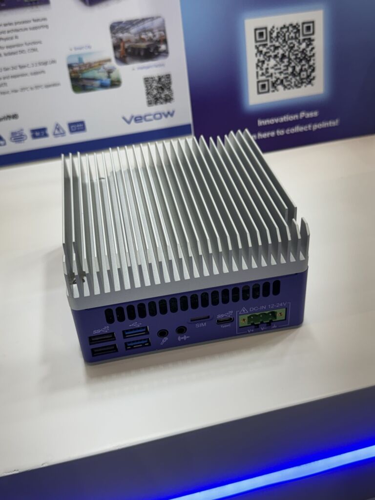 Der ultrakompakte KI-PC TGS-2000 von Vecow mit Intel-Core-Ultra-Series-3-Prozessoren erm&ouml;glicht im Baukastenprinzip die nahtlose Erweiterung durch MXM-GPUs.