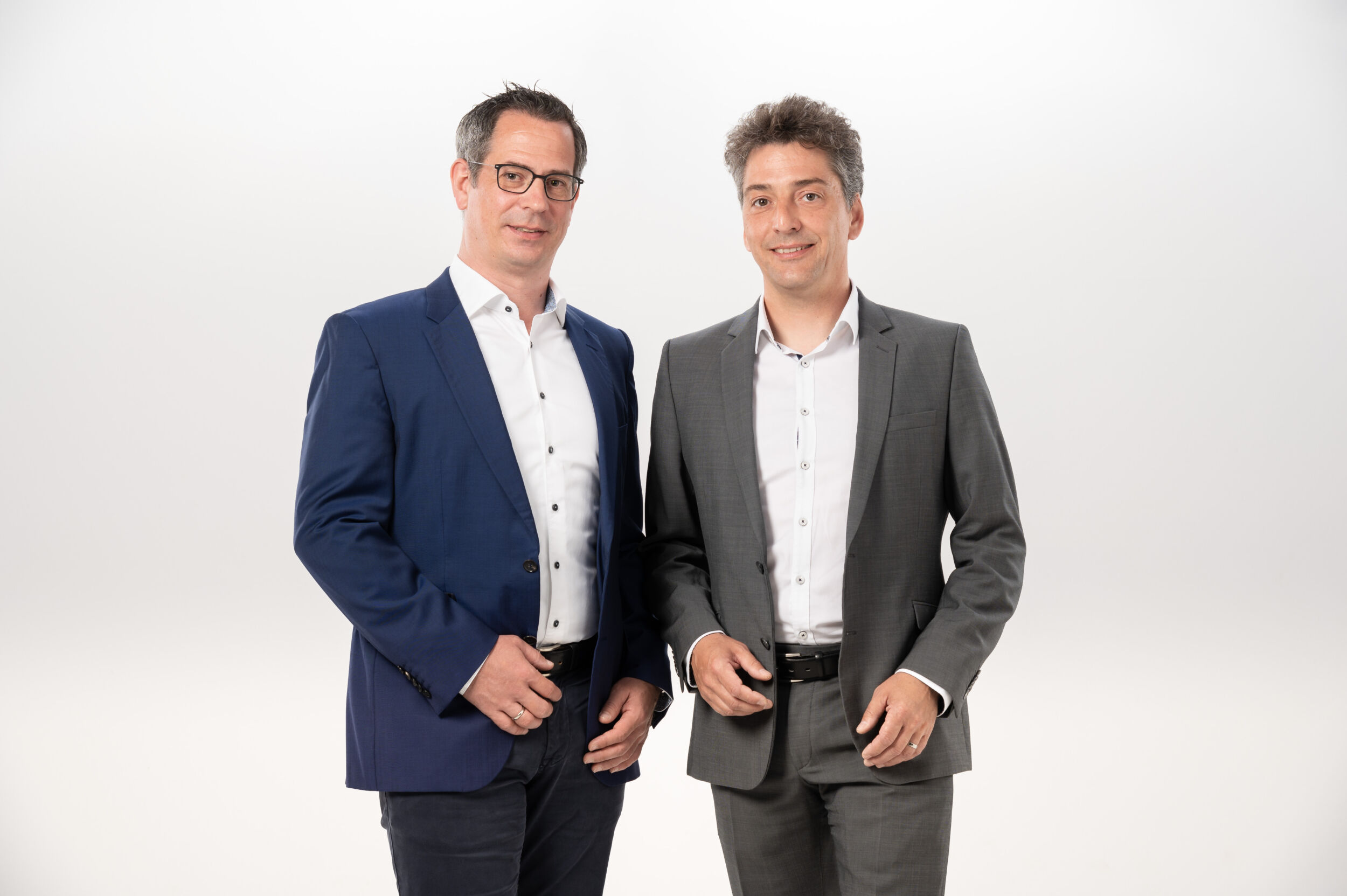 Raoul Kimmelmann (links) und Thomas Miller (rechts): „Mit den CIS-Produkten von INSNEX bieten wir unseren Kunden eine leistungsfähige Technologie, die je nach Anwendung eine attraktive Alternative zu klassischen Zeilenkameras darstellt und gleichzeitig zusätzliche Möglichkeiten für kompakte, hochauflösende Inline-Inspektionslösungen schafft.“