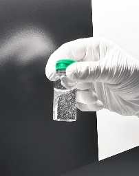 Bild 1 | Blasenbildung kann in vielen flüssigen pharmazeutischen und biopharmazeutischen Produkten auftreten.
Das patentierte Bubble Masking-Tool von Syntegon erkennt Luftblasen automatisch anhand ihrer charakteristischen Donut-Form und unterscheidet sie zuverlässig von echten Defekten.