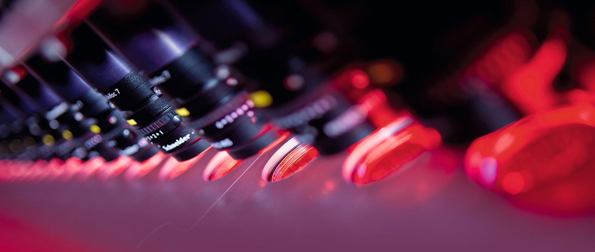 Bild 1 | In Bahninspektionssystemen werden meistens mehrere Zeilenkameras des gleichen Typs aneinandergereiht, um die Bahnbreite hochauflösend erfassen zu können. Die Mechanik der neuen Zeilenkamera-Serie und deren Elektronik wurden für diese Randbedingungen optimiert.