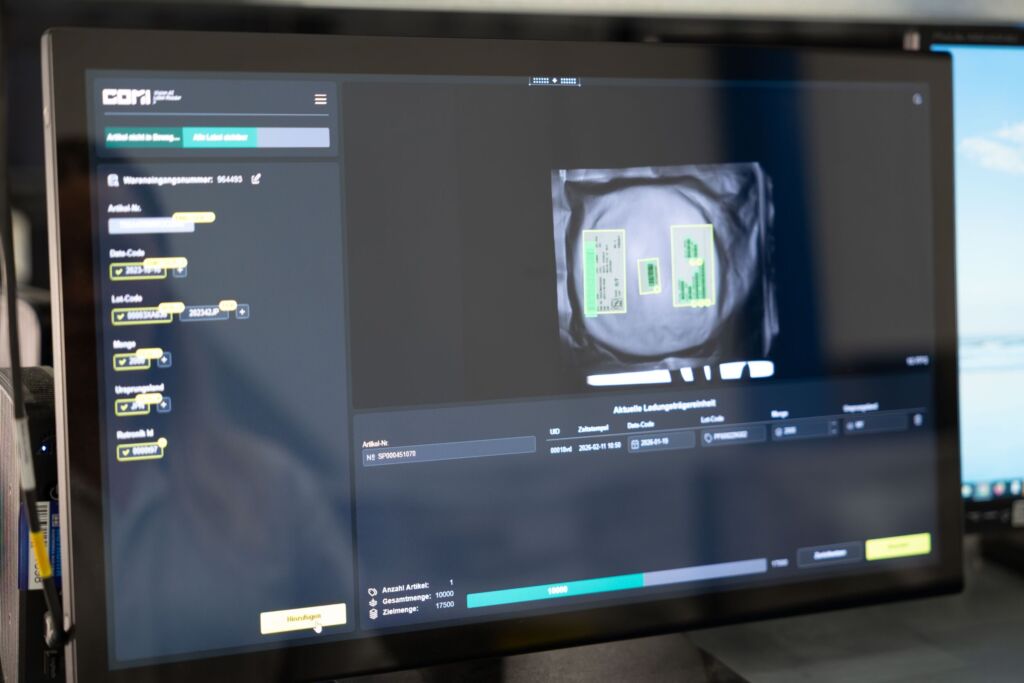 Die KI analysiert sowohl Codes als auch Klartext und ist in der Lage, Inhalte ohne feste Konventionen korrekt zuzuordnen.