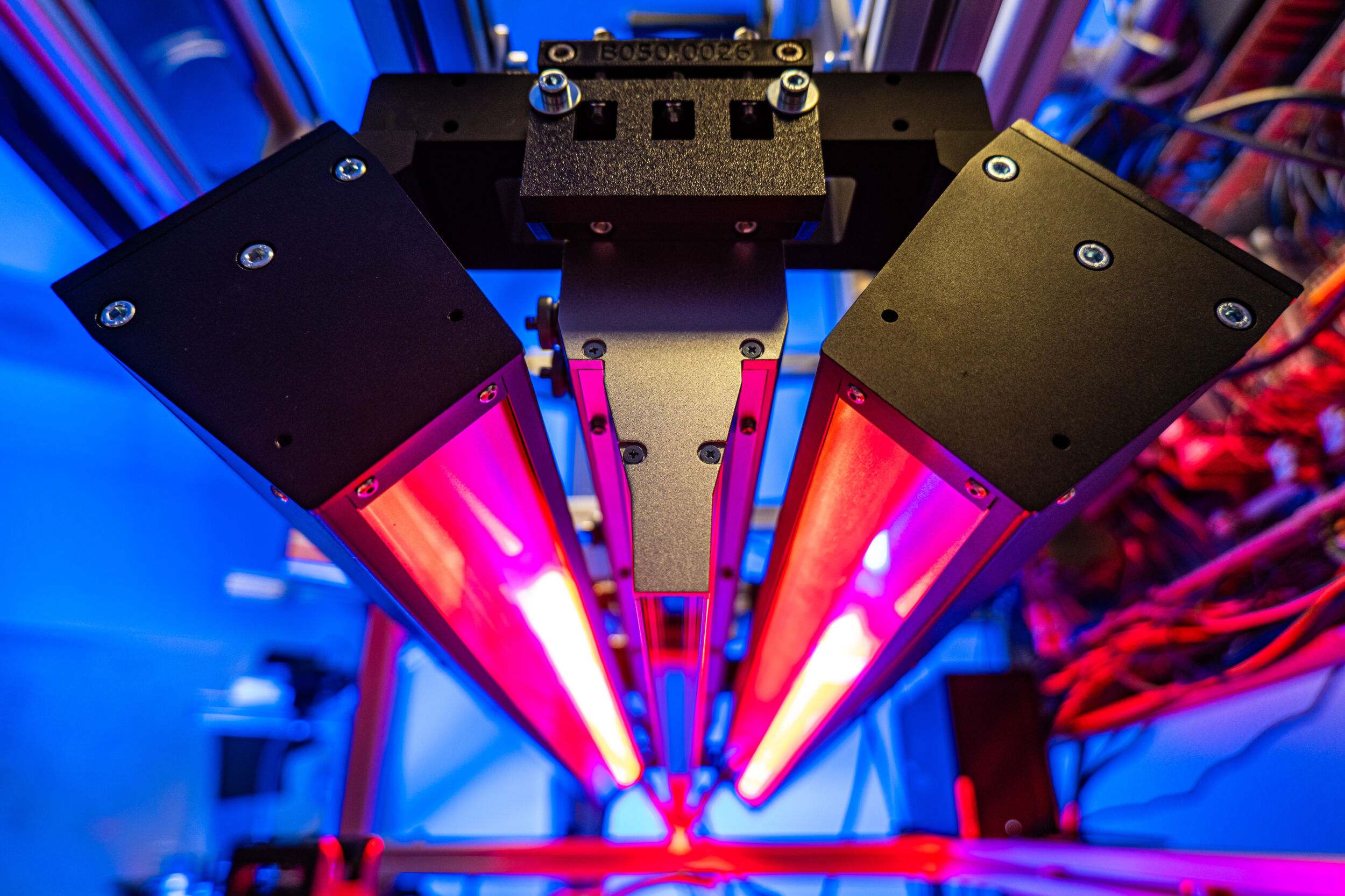 Bild 1 | Die PS Line Scan Solution kombiniert das PS Line Light entweder mit einer Zeilenkamera oder einem CIS (im Bild WHEC). In Kombination mit dem PS Line Light wird der CIS Teil eines vollständig integrierten Photometric Stereo Systems, wobei die Bild