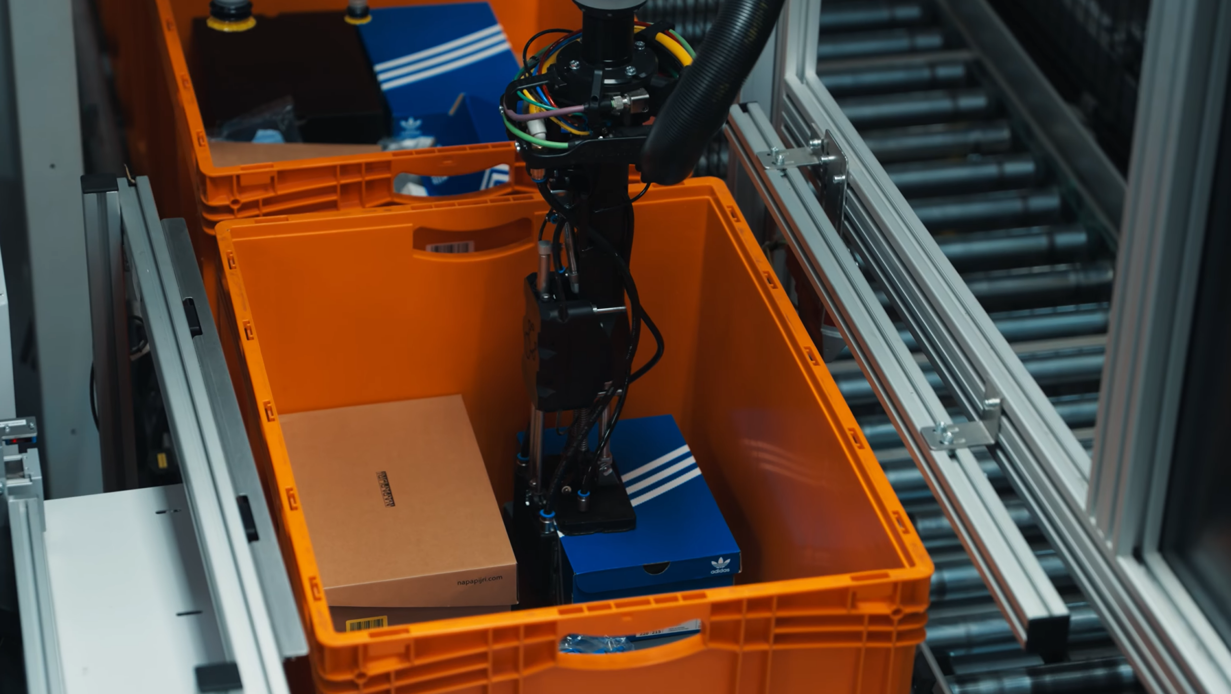 Bild 1 | Der Shoebox Picker kann rund 98 Prozent aller Schuhkarton-SKUs handhaben und Kommissionierraten von bis zu 450 Schuhkartons pro Stunde erreichen. Zalando setzt zukünftig die Nomagic-Roboter in seinen Fulfillment-Zentren in Europa ein.