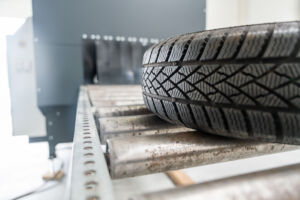 Bild 1 | Das vollautomatische Reifeninspektionssystem zur Radklassifizierung von TireTech entscheidet dank 3D-Sensoren und KI in zehn Sekunden, ob ein Reifen wiederverwertet oder recycelt wird.