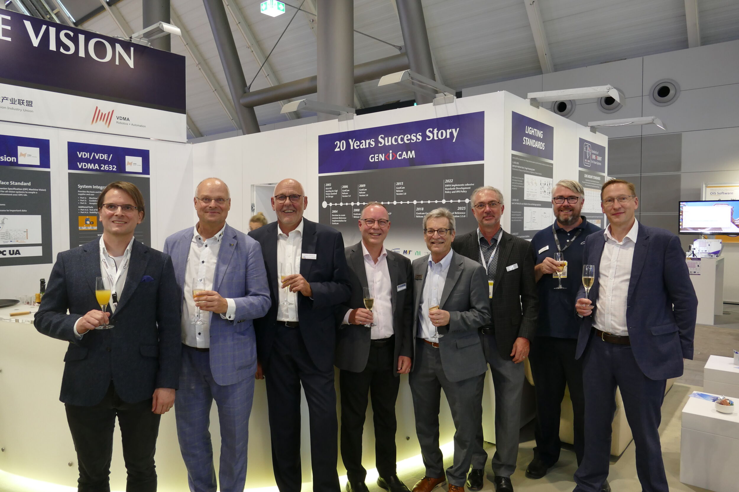 Am ersten Messetag der Vision feierten Vertreter verschiedener Organisationen das 20. Jubiläum der Vision-Standards GenIcam und GigE Vision