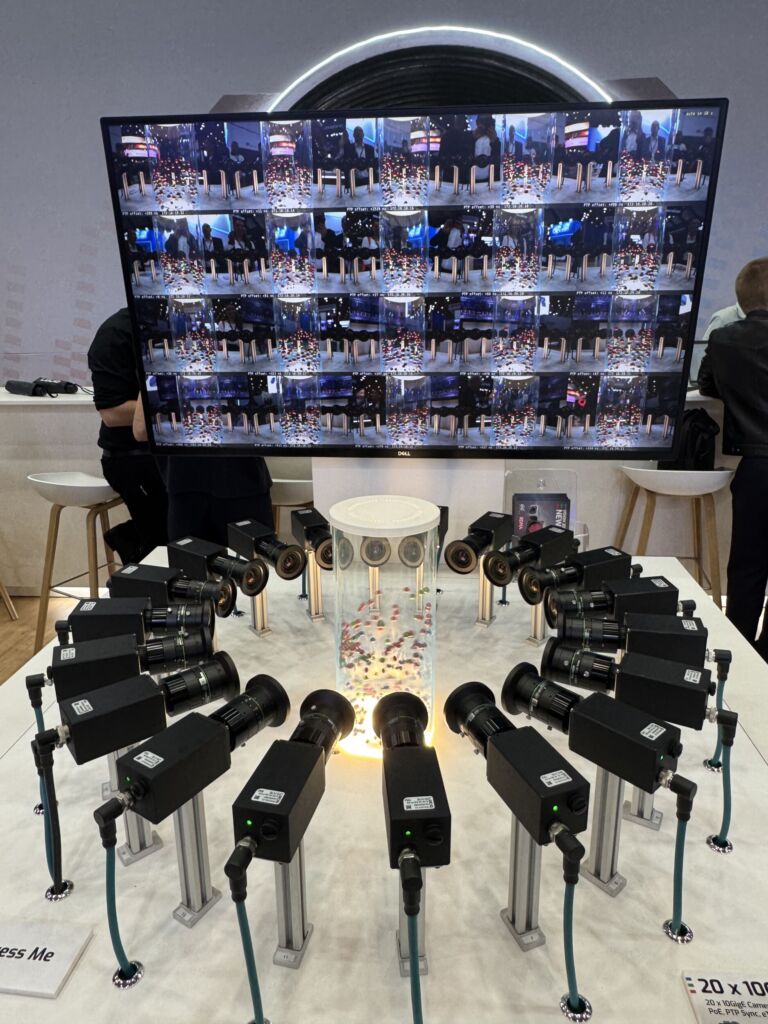 Eine Demo am Lucid Vision Stand zeigt wie zwanzig 10GigE RDMA Kameras über PTB synchronisiert 200Gbps übertragen.