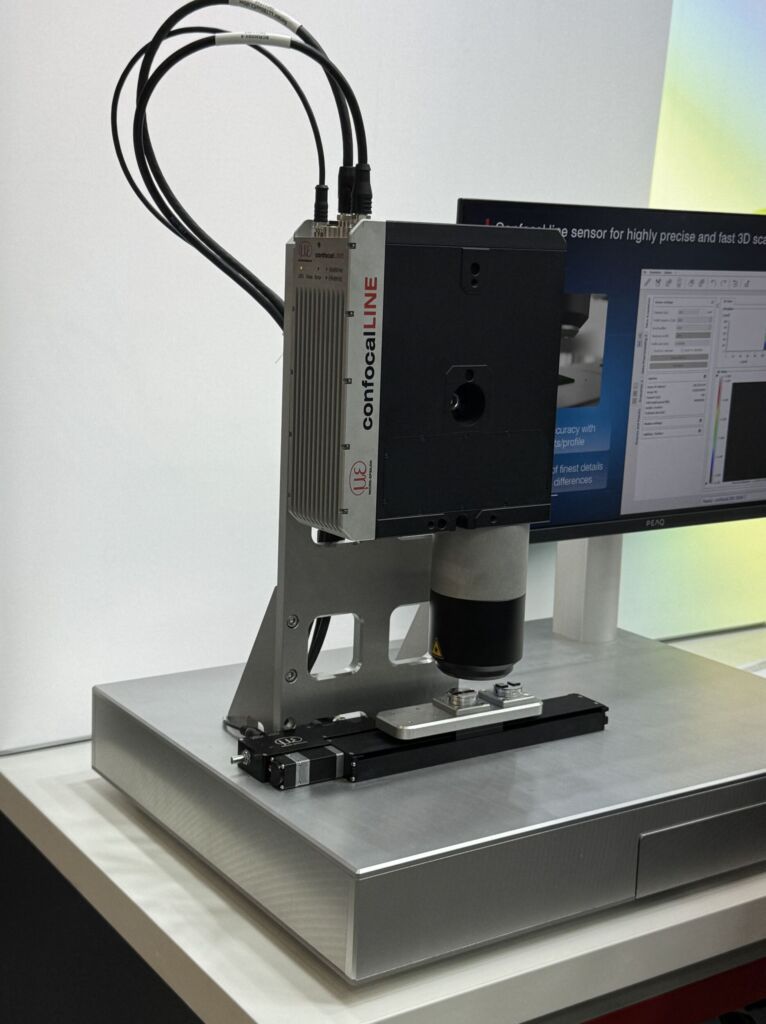 Micro Epsilon präsentierte den ConfocalLine CLI8500, der die Vorteile konfokaler Sensoren mit intelligenter 3D-Scantechnologie kombiniert.