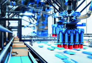 Einzelne Produkte in flexiblen Verpackungen müssen mit hoher Geschwindigkeit passgenau in einen Karton gesteckt werden; dabei stellen Geschwindigkeit und Genauigkeit beim Pick&Place Herausforderungen für die Steuerung dar.
