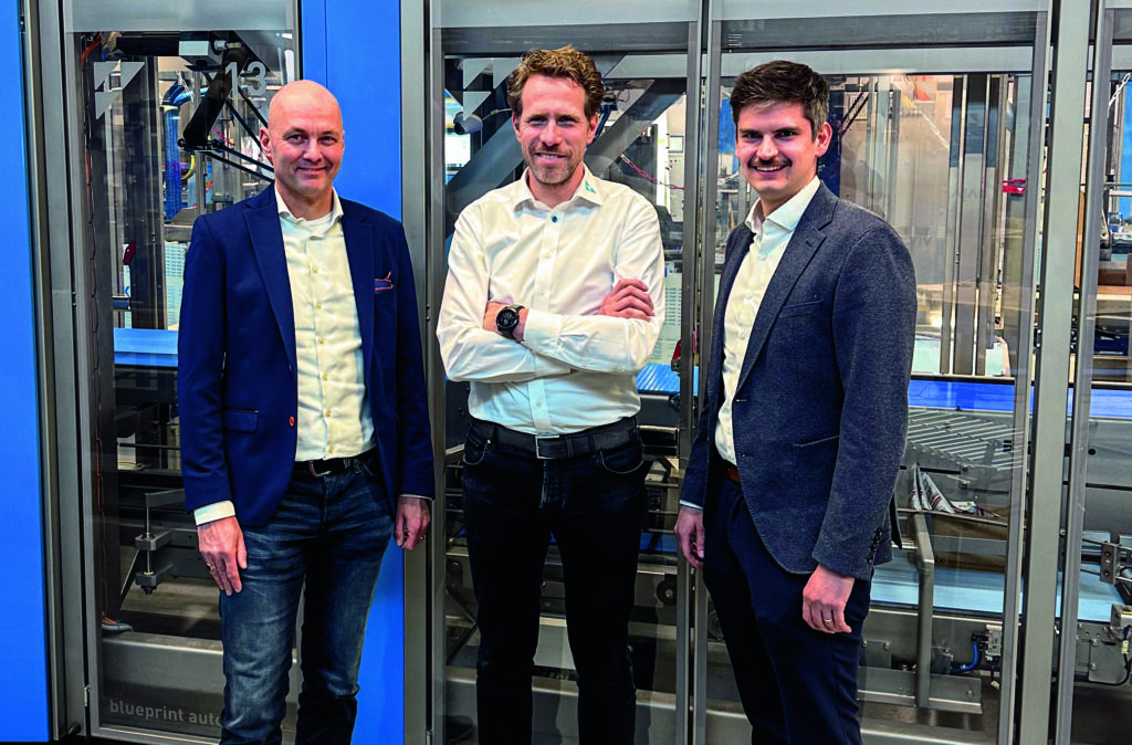 Elbert Griffioen (Mitte), Geschäftsführer von Blueprint Automation, sowie John Stut (links), Geschäftsführer Beckhoff Niederlande, und Daniel Rostan (rechts), Global Business Management Packaging bei Beckhoff Automation