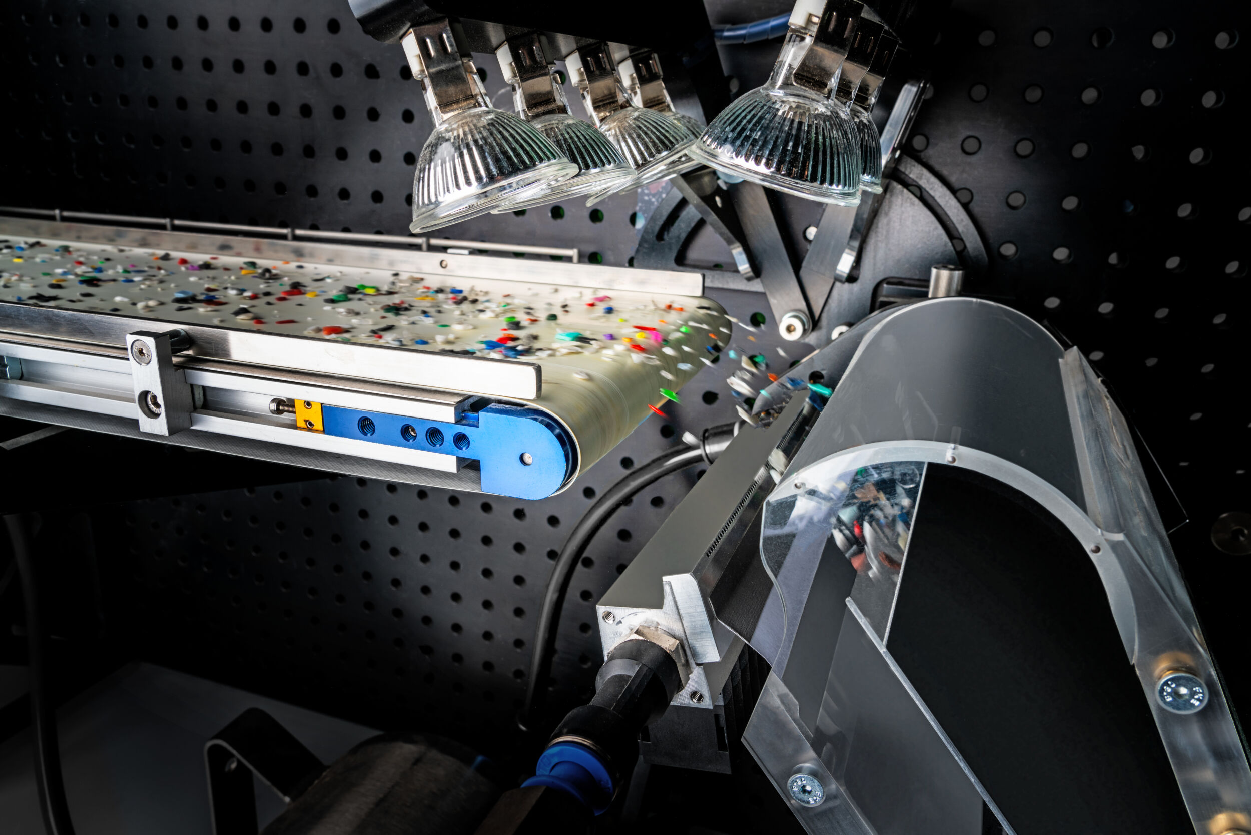 Bild 1 | Sensorgestütztes Sortiersystem: Eine Zeilenkamera erfasst den Materialstrom, Druckluftdüsen schleusen detektierte Objekte aus. Das Latenzbudget für die Inspektionsaufgabe ist durch die Anlage fest vorgegeben.